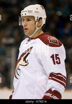 10. April 2010; San Jose, CA, USA; Phoenix Coyotes center Matthew Lombardi (15) während der ersten Periode gegen die San Jose Sharks im HP Pavilion. San Jose besiegte Phoenix 3-2 in eine Schießerei. Stockfoto