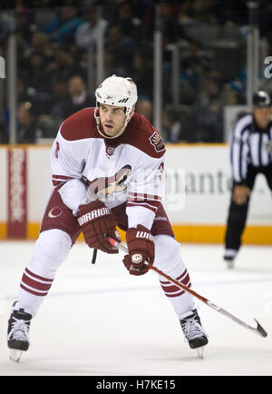 10. April 2010; San Jose, CA, USA; Phoenix Coyotes Verteidiger Keith Yandle (3) in der ersten Zeit gegen die San Jose Sharks im HP Pavilion. San Jose besiegte Phoenix 3-2 in eine Schießerei. Stockfoto