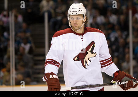 10. April 2010; San Jose, CA, USA; Phoenix Coyotes center Martin Hanzal (11) während der zweiten Periode gegen die San Jose Sharks im HP Pavilion. San Jose besiegte Phoenix 3-2 in eine Schießerei. Stockfoto