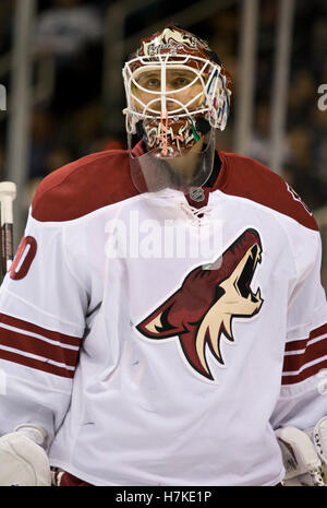 10. April 2010; San Jose, CA, USA; Phoenix Coyotes Torwart Ilya Bryzgalov (30) in der zweiten Periode gegen die San Jose Sharks im HP Pavilion. San Jose besiegte Phoenix 3-2 in eine Schießerei. Stockfoto