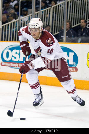 10. April 2010; San Jose, CA, USA; Phoenix Coyotes Verteidiger Sami Lepistö (18) in der zweiten Periode gegen die San Jose Sharks im HP Pavilion. San Jose besiegte Phoenix 3-2 in eine Schießerei. Stockfoto