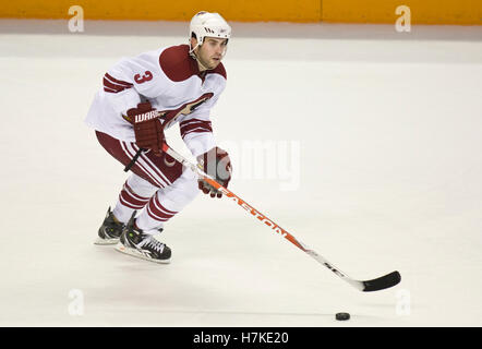 10. April 2010; San Jose, CA, USA; Phoenix Coyotes Verteidiger Keith Yandle (3) während der Überstunden gegen die San Jose Sharks im HP Pavilion. San Jose besiegte Phoenix 3-2 in einem Schießerei. Stockfoto