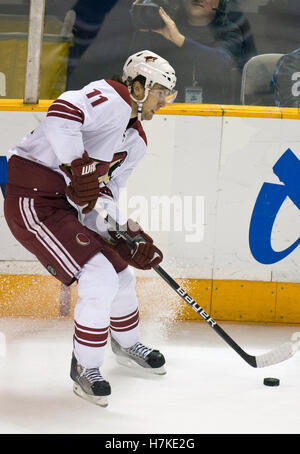 10. April 2010; San Jose, CA, USA; Phoenix Coyotes Zentrum Martin Hanzal (11) während der dritten Periode gegen die San Jose Sharks im HP Pavilion. San Jose besiegte Phoenix 3-2 in einem Schießerei. Stockfoto