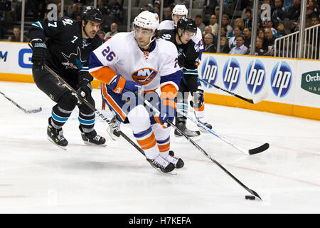 November 11, 2010, San Jose, Ca, USA; New York Islanders linken Flügel Matt Moulson (26) während der ersten Zeit verteidigt wird von den San Jose Sharks defenseman Niclas Wallin (7) auf HP Pavilion. Stockfoto