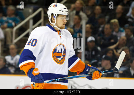 November 11, 2010, San Jose, Ca, USA; New York Islanders rechten Flügel michael Grabner (40) Bevor ein gegen die San Jose Sharks in der ersten Periode bei HP Pavilion. Stockfoto