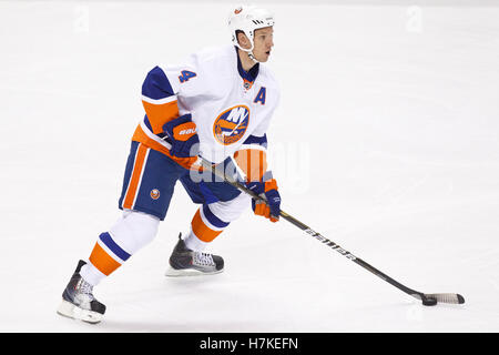 November 11, 2010, San Jose, Ca, USA; New York Islanders defenseman mark Eaton (4) Skates mit dem Puck gegen die San Jose Sharks in der zweiten Periode am HP Pavillion. San Jose besiegt New York 2-1 in Schießereien. Stockfoto