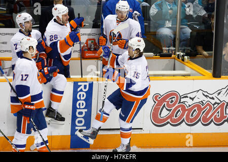 11. November 2010; San Jose, CA, USA;  New York Islanders Zentrum P.A. Parenteau (15) feiert mit Teamkollegen nach ein Tor gegen die San Jose Sharks in der zweiten Periode im HP Pavilion. Stockfoto