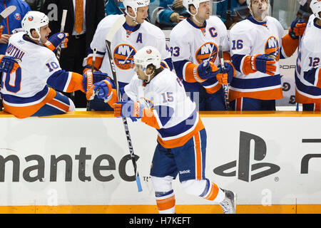 11. November 2010; San Jose, CA, USA;  New York Islanders Zentrum P.A. Parenteau (15) feiert mit Teamkollegen nach ein Tor gegen die San Jose Sharks in der zweiten Periode im HP Pavilion. Stockfoto