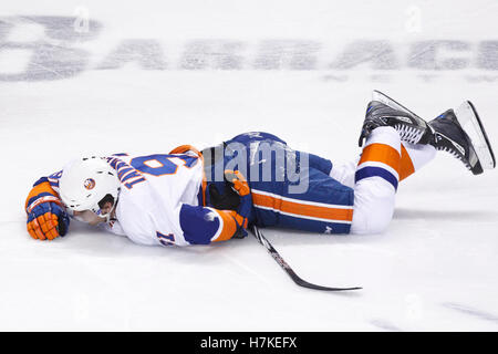 11. November 2010; San Jose, CA, USA;  New York Islanders Mitte John Tavares (91) wird auf dem Eis von San Jose Sharks rechten Flügel Ryane Clowe (nicht abgebildet) in der zweiten Periode im HP Pavilion überprüft. Stockfoto