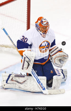 November 2010; San Jose, CA, USA; Dwayne Roloson (30), Torhüter der New York Islanders, sichert sich in der zweiten Phase im HP Pavilion gegen die San Jose Sharks. Stockfoto