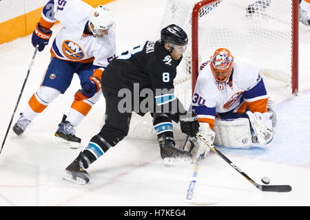 November 11, 2010, San Jose, Ca, USA; New York Islanders goalie Dwayne Roloson (30) Hält einen Schuß von San Jose Sharks center Joe pavelski (8) Während der zweiten Periode am HP Pavillion. Stockfoto