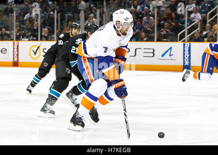 11. November 2010; San Jose, CA, USA;  New York Islanders rechten Flügel Trent Hunter (7) Schlittschuhe mit dem Puck gegen die San Jose Sharks während der dritten Periode im HP Pavilion. San Jose besiegte New York 2: 1 im Elfmeterschießen. Stockfoto