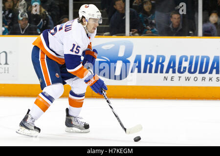 11. November 2010; San Jose, CA, USA;  New York Islanders center P.A. Parenteau (15) Schlittschuhe mit dem Puck gegen die San Jose Sharks während Schießereien im HP Pavilion. San Jose besiegte New York 2: 1 im Elfmeterschießen. Stockfoto