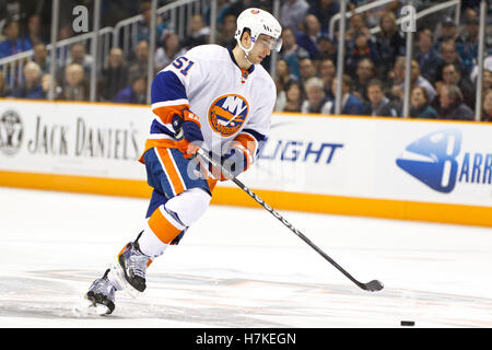 November 11, 2010, San Jose, Ca, USA; New York Islanders center Frans Nielsen (51) Skates mit dem Puck gegen die San Jose Sharks in der Schießereien an HP Pavilion. San Jose besiegt New York 2-1 in Schießereien. Stockfoto