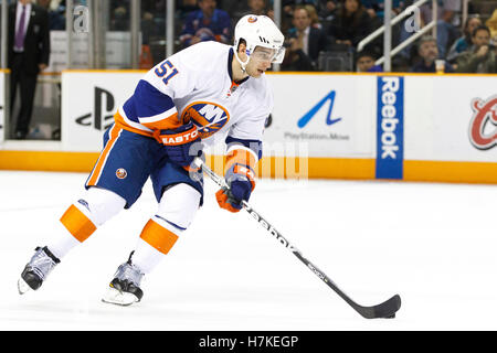 11. November 2010; San Jose, CA, USA;  New York Islanders center Frans Nielsen (51) Schlittschuhe mit dem Puck gegen die San Jose Sharks während die Shootouts im HP Pavilion. San Jose besiegte New York 2: 1 im Elfmeterschießen. Stockfoto