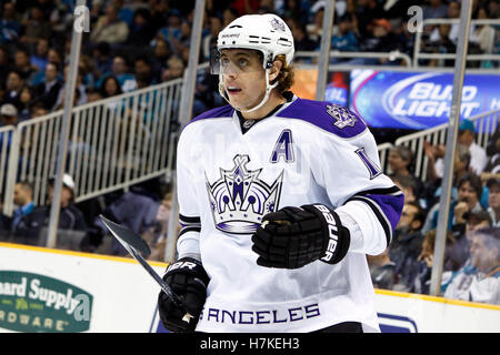 15. November 2010; San Jose, CA, USA;  Los Angeles Kings center Anze Kopitar (11) vor ein Gesicht aus während der ersten Periode gegen die San Jose Sharks im HP Pavilion. San Jose besiegte Los Angeles 6-3. Stockfoto