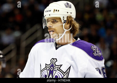 15. November 2010; San Jose, CA, USA;  Los Angeles Kings center Michal Handzus (26) vor ein Gesicht aus gegen die San Jose Sharks in der ersten Phase im HP Pavilion. San Jose besiegte Los Angeles 6-3. Stockfoto