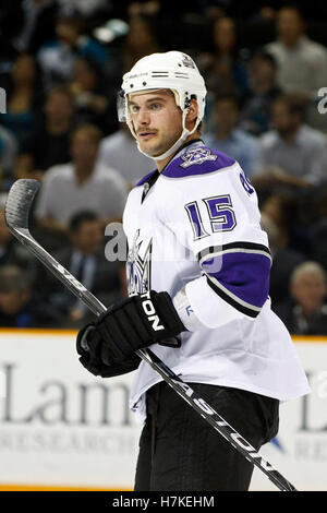 November 2010; San Jose, CA, USA; los Angeles Kings Center Brad Richardson (15), bevor es in der ersten Periode im HP Pavilion gegen die San Jose Sharks antrat. San Jose besiegte Los Angeles mit 6:3. Stockfoto