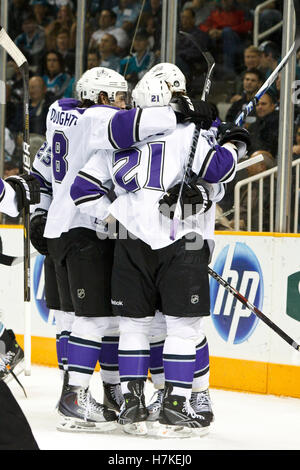 15. November 2010; San Jose, CA, USA;  Los Angeles Kings rechten Flügel Scott Parse (21) ist von Teamkollegen gratulierte, nachdem ein Tor gegen die San Jose Sharks in der ersten Phase im HP Pavilion. Stockfoto