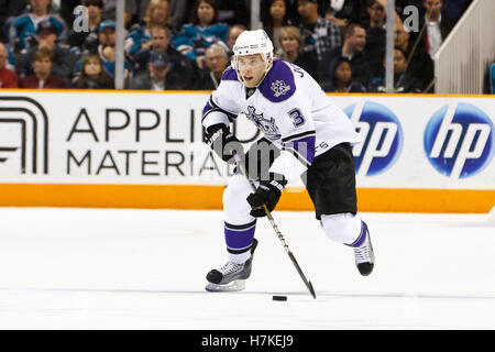 15. November 2010; San Jose, CA, USA;  Los Angeles Kings Verteidiger Jack Johnson (3) Schlittschuhe mit dem Puck gegen die San Jose Sharks in der zweiten Periode im HP Pavilion. San Jose besiegte Los Angeles 6-3. Stockfoto