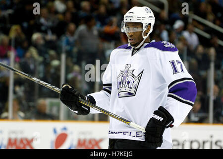 15. November 2010; San Jose, CA, USA;  Los Angeles Kings rechten Flügel Wayne Simmonds (17) vor-ein Face off gegen die San Jose Sharks in der zweiten Periode im HP Pavilion. San Jose besiegte Los Angeles 6-3. Stockfoto