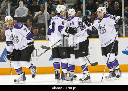 15. November 2010; San Jose, CA, USA;  Los Angeles Kings Center Jarret Stoll (rechts) feiert mit Teamkollegen nach ein Tor gegen die San Jose Sharks während der dritten Periode im HP Pavilion. San Jose besiegte Los Angeles 6-3. Stockfoto