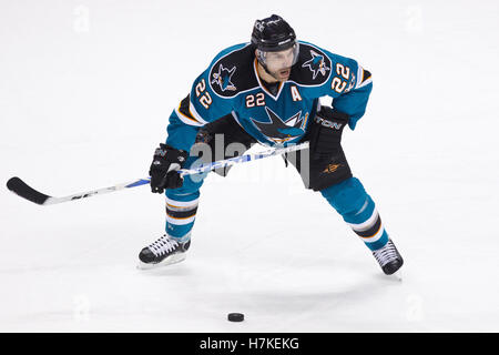 30. November 2010; San Jose, CA, USA; Dan Boyle (22), Verteidiger der San Jose Sharks, spielte in der ersten Phase im HP Pavilion gegen die Detroit Red Wings. Stockfoto