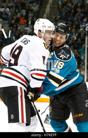 11. Dezember 2010; San Jose, CA, USA; Chicago Blackhawks Zentrum Jonathan Toews (19) kollidiert mit San Jose Sharks Center Joe Thornton (19) während der dritten Periode im HP Pavilion.  San Jose besiegte Chicago 2-1 in der Overtime. Stockfoto