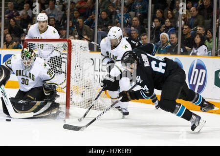 13. Dezember 2010; San Jose, CA, USA;  Dallas Stars Torwart Andrew Raycroft (30) spart ein Schuss aus San Jose Sharks linken Flügel Jamie McGinn (64) in der ersten Phase im HP Pavilion. Stockfoto