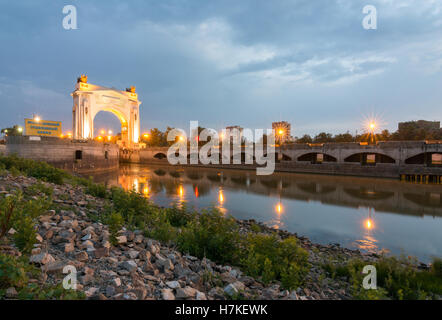 Volgograd, Russland - 1. August 2016: Der erste Gateway Wolgodonsk schiffbaren Kanal, Blick auf den Sonnenuntergang, Volgograd Stockfoto