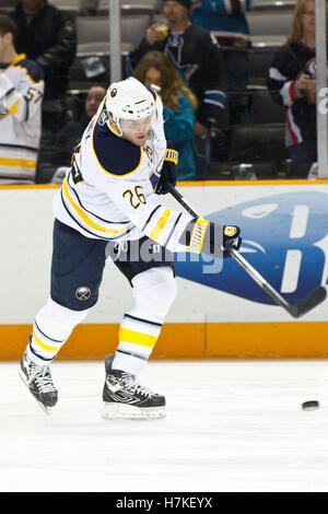 6. Januar 2011; San Jose, CA, USA; Buffalo Sabres Linksaußen Thomas Vanek (26) erwärmt sich vor dem Spiel gegen die San Jose Sharks im HP Pavilion. Buffalo besiegt San Jose 3-0. Stockfoto