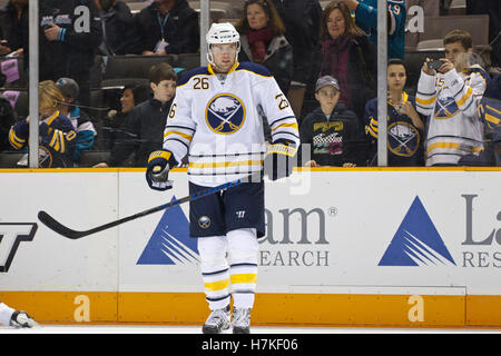 6. Januar 2011; San Jose, CA, USA; Buffalo Sabres Linksaußen Thomas Vanek (26) erwärmt sich vor dem Spiel gegen die San Jose Sharks im HP Pavilion. Buffalo besiegt San Jose 3-0. Stockfoto