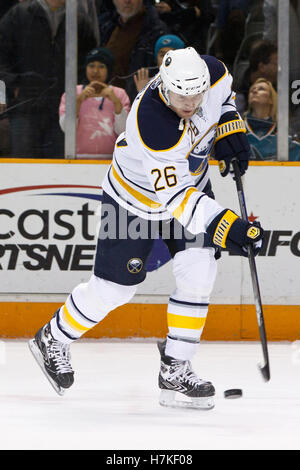 6. Januar 2011; San Jose, CA, USA; Buffalo Sabres Linksaußen Thomas Vanek (26) erwärmt sich vor dem Spiel gegen die San Jose Sharks im HP Pavilion. Buffalo besiegt San Jose 3-0. Stockfoto