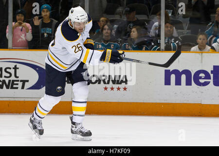 6. Januar 2011; San Jose, CA, USA; Buffalo Sabres Linksaußen Thomas Vanek (26) erwärmt sich vor dem Spiel gegen die San Jose Sharks im HP Pavilion. Buffalo besiegt San Jose 3-0. Stockfoto