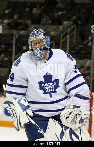 11. Januar 2011; San Jose, CA, USA; Torwart James Reimer (34) aus Toronto Maple Leafs wärmt sich vor dem Spiel gegen die San Jose Sharks im HP Pavilion auf. Toronto besiegte San Jose mit 4:2. Stockfoto