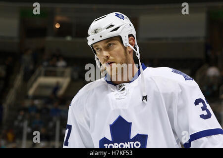 11. Januar 2011; San Jose, CA, USA; Toronto Maple Leafs Center Tim Brent (37) erwärmt sich vor dem Spiel gegen die San Jose Sharks im HP Pavilion. Toronto besiegt San Jose 4-2. Stockfoto