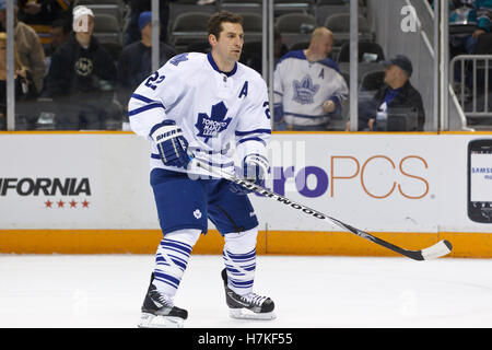 11. Januar 2011; San Jose, CA, USA; Toronto Maple Leafs Verteidiger Francois Beauchemin (22) erwärmt sich vor dem Spiel gegen die San Jose Sharks im HP Pavilion. Toronto besiegt San Jose 4-2. Stockfoto