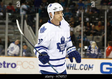 11. Januar 2011; San Jose, CA, USA; Toronto Maple Leafs Center Tim Brent (37) erwärmt sich vor dem Spiel gegen die San Jose Sharks im HP Pavilion. Toronto besiegt San Jose 4-2. Stockfoto