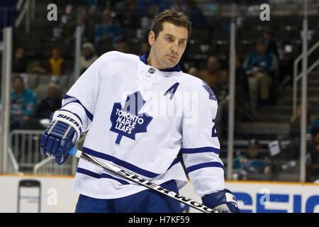 Januar 2011; San Jose, CA, USA; Toronto Maple Leafs Verteidiger Francois Beauchemin (22) wärmt sich vor dem Spiel gegen die San Jose Sharks im HP Pavilion auf. Stockfoto