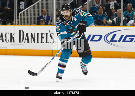 11. Januar 2011; San Jose, CA, USA;  San Jose Sharks Verteidiger Dan Boyle (22) übergibt den Puck gegen die Toronto Maple Leafs in der ersten Phase im HP Pavilion. Stockfoto