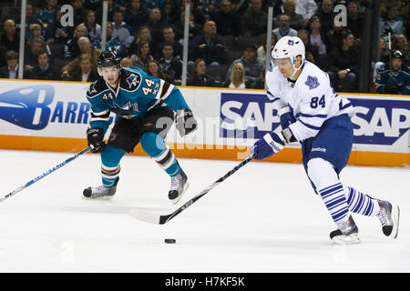 Januar 11, 2011, San Jose, Ca, USA; Toronto Maple Leafs Zentrum Mikhail grabovski (84) skates Vergangenheit San Jose Sharks Verteidiger Marc - edouard Vlasic (44) während der ersten Zeit bei HP Pavilion. Stockfoto