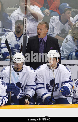 11. Januar 2011; San Jose, CA, USA; Toronto Maple Leafs Cheftrainer Ron Wilson auf der Bank gegen die San Jose Sharks während der dritten Periode im HP Pavilion. Toronto besiegt San Jose 4-2. Stockfoto