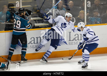 Januar 2011; San Jose, CA, USA; der rechte Flügel von San Jose Sharks Ryane Clowe (29) überprüft Toronto Maple Leafs Verteidiger Dion Phaneuf (rechts) vor dem rechten Flügel Joey Crabb (46) während der dritten Periode im HP Pavilion. Toronto besiegte San Jose mit 4:2. Stockfoto