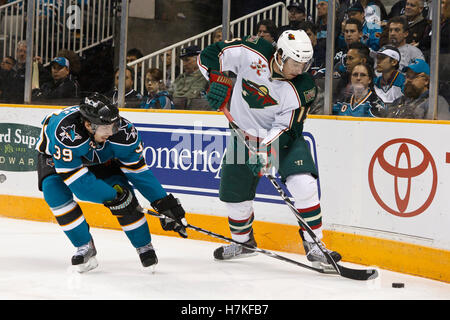 22. Januar 2011; San Jose, CA, USA; Minnesota Wild linke hält Andrew Brunette (15) den Puck von San Jose Sharks center Logan Couture (39) während der ersten Periode im HP Pavilion. Stockfoto