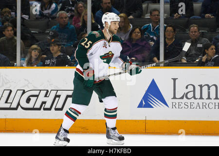 22. Januar 2011; San Jose, CA, USA; Minnesota Wild Verteidiger Cam Barker (25) vor einem-Face off gegen die San Jose Sharks in der ersten Phase im HP Pavilion. San Jose besiegte Minnesota 4-3. Stockfoto