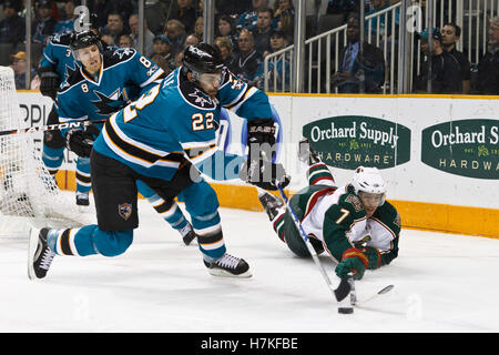 22. Januar 2011; San Jose, CA, USA; Minnesota Wild center Matt Cullen (7) Tauchgänge zu den Puck aus San Jose Sharks Verteidiger Dan Boyle (22) klopfen während der ersten Periode im HP Pavilion. Stockfoto