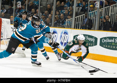 22. Januar 2011; San Jose, CA, USA; Minnesota Wild center Matt Cullen (7) Tauchgänge zu den Puck aus San Jose Sharks Verteidiger Dan Boyle (22) klopfen während der ersten Periode im HP Pavilion. Stockfoto