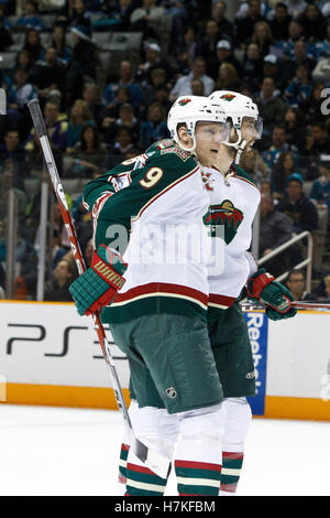 22. Januar 2011; San Jose, CA, USA; Minnesota Wild Zentrum Mikko Koivu (9) feiert mit Teamkollegen nach ein Tor gegen die San Jose Sharks in der ersten Phase im HP Pavilion. Stockfoto