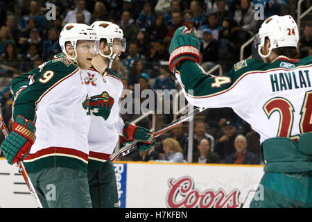 22. Januar 2011; San Jose, CA, USA; Minnesota Wild Zentrum Mikko Koivu (9) feiert mit Teamkollegen nach ein Tor gegen die San Jose Sharks in der ersten Phase im HP Pavilion. Stockfoto