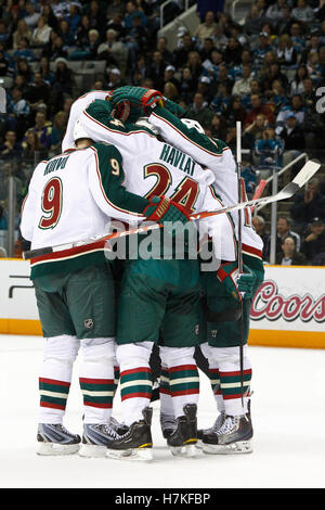 22. Januar 2011; San Jose, CA, USA; Minnesota Wild Zentrum Mikko Koivu (9) feiert mit Teamkollegen nach ein Tor gegen die San Jose Sharks in der ersten Phase im HP Pavilion. Stockfoto